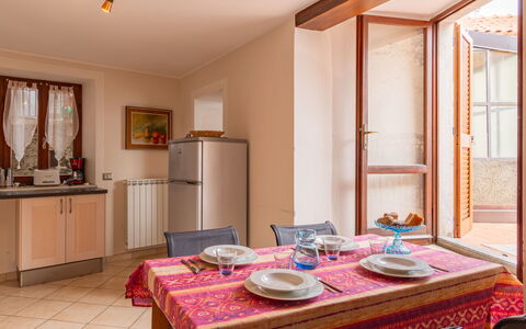 Della Nonna: Mesa, Propiedad, Mueble, Gabinetes, Azur, Encendiendo, Diseño De Interiores, Madera, Ventana, Planta De Casa
