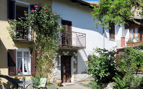 Nicol: Planta, Edificio, Propiedad, Ventana, Flor, Azur, Maceta, Arquitectura, Barrio