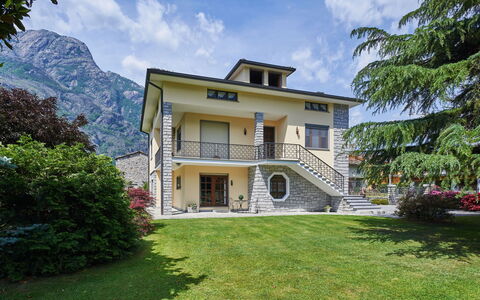 Serena (Lmz180): Planta, Cielo, Nube, Edificio, Ventana, Árbol, Casa, Hierba, Barrio Residencial, Cabaña