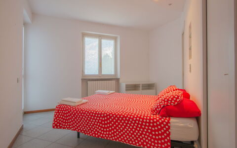 Gaia: Habitación, Mueble, Habitación, Cama, Propiedad, Rojo, Sábana, Marco De La Cama, Diseño De Interiores, Suelo