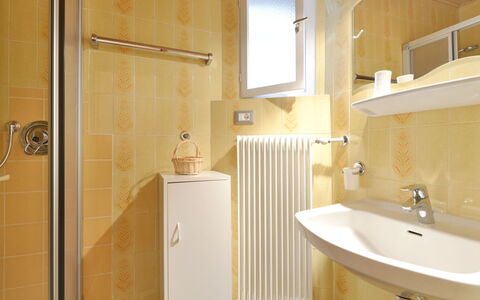 Mastle: Baño, Habitación, Propiedad, Mueble De Baño, Grifo, Accesorio De Baño, Diseño De Interiores, Loseta, Arreglo De Tubería, Arquitectura