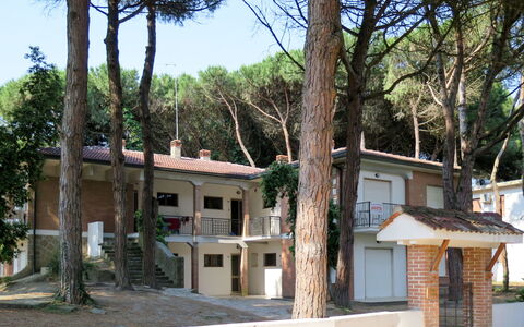 Rosolina Mare 643: Planta, Edificio, Propiedad, Ventana, Cielo, Árbol, Casa, Cabaña, Sombra, Bienes Raíces