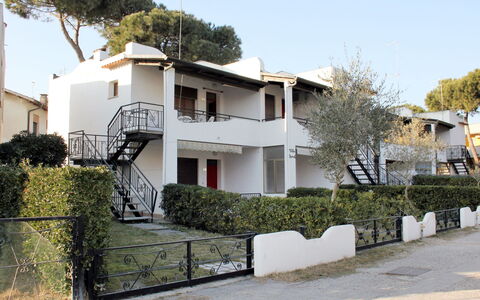 Villa Fausta: Cielo, Planta, Ventana, Edificio, Árbol, Diseño Urbano, Barrio, Barrio Residencial, Fachada, Bienes Raíces