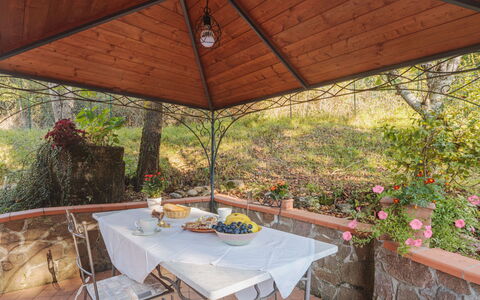 Grande Quercia: Mesa, Planta, Mueble, Propiedad, Edificio, Maceta, Mesa Al Aire Libre, Silla, Sombra, Mueble Para Exteriores