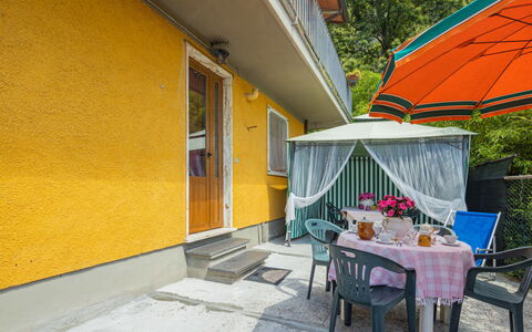 La Sperduta: Planta, Mesa, Sombra, Edificio, Árbol, Amarillo, Mueble Para Exteriores, Casa, Maceta, Ocio