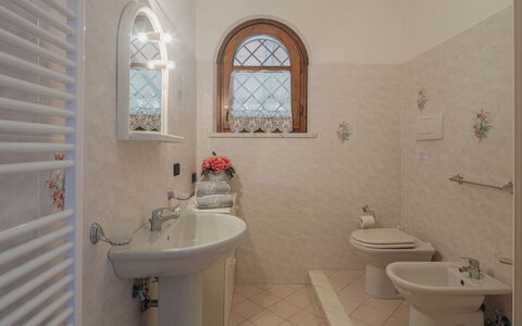 Luca: Arreglo De Tubería, Lavabo, Grifo, Propiedad, Lavabo Del Baño, Blanco, Baño, Púrpura, Ventana, Diseño De Interiores