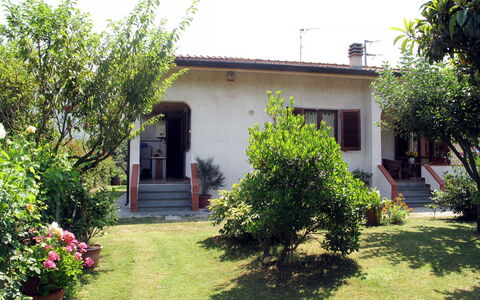 Emilia: Casa, Arbusto, Jardín, Barrio Residencial, Casa, Césped, Cobertura Del Suelo, Puerta, Patio Interior