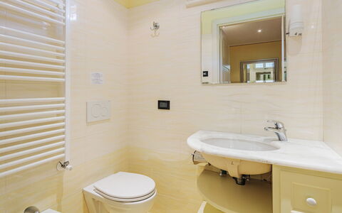 Verde Versilia: Espejo, Lavabo Del Baño, Arreglo De Tubería, Lavabo, Propiedad, Grifo, Baño, Púrpura, Diseño De Interiores