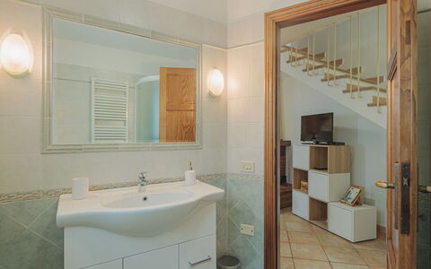 Alba: Espejo, Propiedad, Arreglo De Tubería, Lavabo, Grifo, Baño, Lavabo Del Baño, Diseño De Interiores, Edificio, Madera