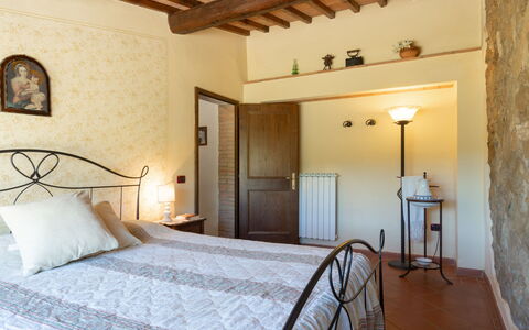 Il Sangiovese: Habitación, Propiedad, Habitación, Cama, Edificio, Mueble, Diseño De Interiores, Casa, Techo, Marco De La Cama