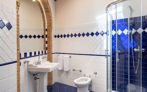 Il Sangiovese: Baño, Loseta, Propiedad, Habitación, Azul, Arquitectura, Baño, Diseño De Interiores, Arreglo De Tubería, Edificio