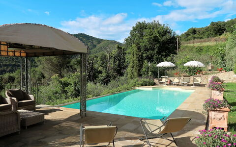 La Felcaia: Propiedad, Piscina, Bienes Raíces, Patio Interior, Casa, Patio, Vacaciones, Casa, Edificio, Barrio Residencial