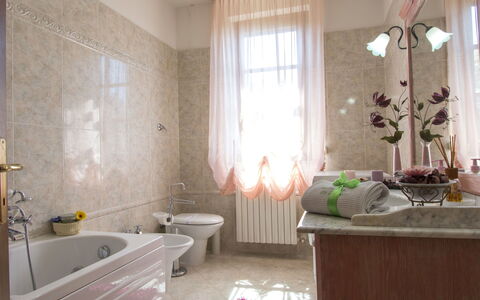 Le Terrazze: Bañera, Propiedad, Planta, Ventana, Diseño De Interiores, Baño, Gabinetes, Madera, Suelo