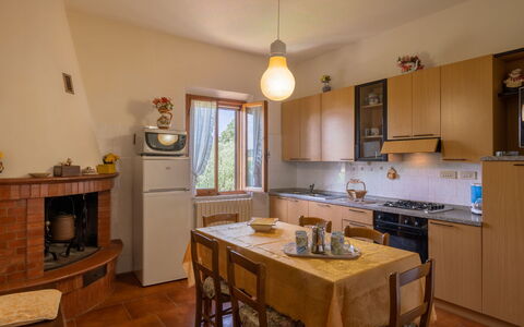 San Piero: Mostrador, Gabinetes, Propiedad, Lavabo, Mueble, Fregadero, Mesa, Grifo, Cocina, Madera