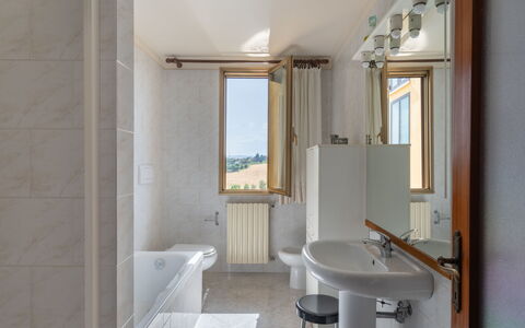 San Piero: Arreglo De Tubería, Grifo, Lavabo, Propiedad, Bañera, Edificio, Baño, Ventana, Diseño De Interiores