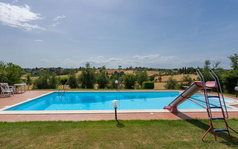 San Piero: Cielo, Agua, Planta, Nube, Piscina, Árbol, Sombra, Rectángulo, Hierba, Mueble Para Exteriores