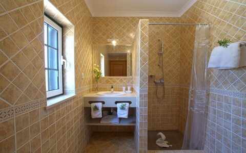Alto da Rafoia: Espejo, Arreglo De Tubería, Grifo, Lavabo, Ventana, Baño, Diseño De Interiores, Bañera, Madera, Lavabo Del Baño