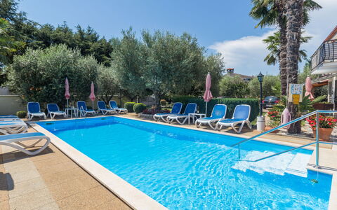 Poreč 649: Agua, Cielo, Edificio, Nube, Piscina, Azul, Árbol, Sombra, Silla, Mueble Para Exteriores
