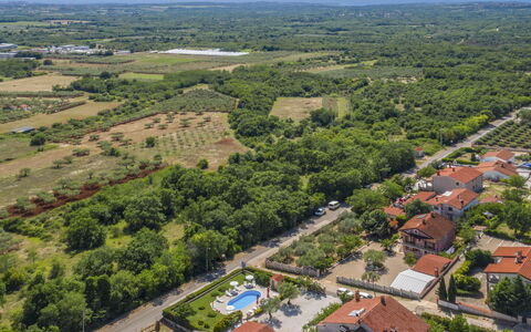 Poreč Kaštelir 655: Fotografía Aérea, Vista Panorámica, Barrio Residencial, Vegetación, Suburbio, Paisaje Natural, Propiedad, Área Urbana, Asentamientos Humanos, Fotografía