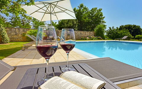 Poreč Kaštelir 656: Cielo, Propiedad, Agua, Árbol, Verde, Piscina, Sombra, Mueble Para Exteriores, Planta, Diseño De Interiores
