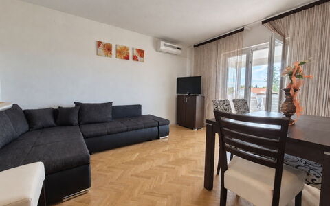 Krk Krk 669: Mueble, Piso, Diseño De Interiores, Suelo, Sofá, Madera, Suelos De Madera, Habitación, Techo, Sala