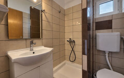 Krk Krk 669: Baño, Arreglo De Tubería, Lavabo Del Baño, Piso, Diseño De Interiores, Suelo, Lavabo, Baño, Grifo, Habitación