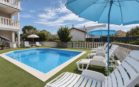 Krk Krk 669: Azul, Piscina, Mueble Para Exteriores, Recurso, Inmuebles, Balcón, Ocio, Sombra, Porche, Jardín