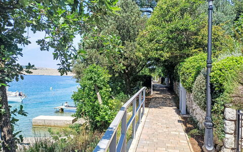 Crikvenica Jadranovo 610: Vegetación, Costeras Y Los Accidentes Geográficos Oceánico, Costa, Sombra, Cerca, Jardín, Apuntalar, Pasarela, Reservorio