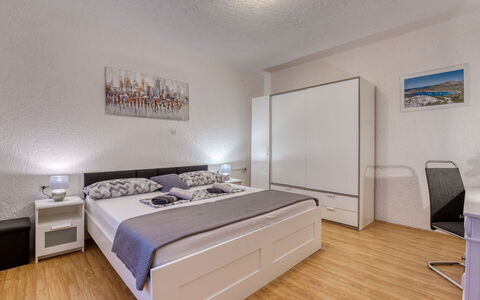 Senj 631: Cama, Habitación, Diseño De Interiores, Mueble, Habitación, Lecho, Suelo, Sábana, Piso, Techo