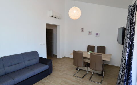 Šibenik 626: Mueble, Sofá, Edificio, Comodidad, Mesa, Madera, Diseño De Interiores, Cortina, Piso, Sala