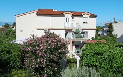 Makarska 656: Propiedad, Casa, Barrio Residencial, Edificio, Bienes Raíces, Arquitectura, Barrio, Departamento, Villa, Árbol