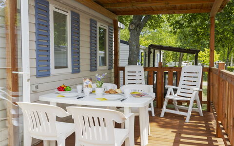 Balatonfüred 603: Madera, Porche, Mueble, Manchas De Madera, Cubierta, Mesa Al Aire Libre, Cocina Y Comedor Mesa, Sombra, Silla, Mueble Para Exteriores