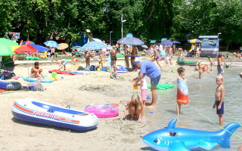 Balatonfüred 603: Playa, Paraguas, Sombra, Árbol, Cuerpo De Agua, Mueble Para Exteriores, Ocio, Barcos Y Canotaje - Efectos Y Equipo