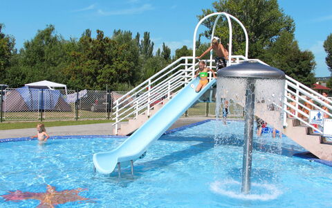 Balatonfüred 603: Agua, Cielo, Nube, Piscina, Árbol, Ocio, Tolva, Recreación, Divertido, Patio De Recreo