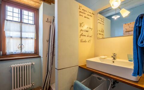 Cortemilia 602: Espejo, Propiedad, Grifo, Lavabo, Arreglo De Tubería, Ventana, Azul, Baño, Diseño De Interiores