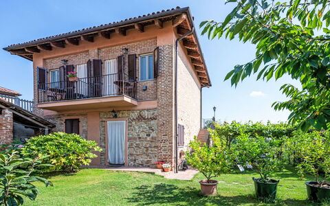 Cortazzone 603: Planta, Edificio, Cielo, Ventana, Azur, Casa, El Terreno Del Lote, Árbol, Hierba, Cabaña