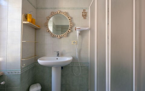 Cossombrato 607: Lavabo Del Baño, Pared, Baño, Arreglo De Tubería, Diseño De Interiores, Piso, Suelo, Lavabo, Plomería, Grifo