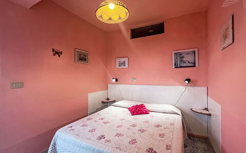 San Lorenzo al Mare 625: Pared, Habitación, Sábana, Cama, Rosado, Lecho, Diseño De Interiores, Linos, Marco De La Cama, Suelo