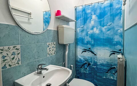 San Lorenzo al Mare 625: Azul, Diseño De Interiores, Suelo, Piso, Arreglo De Tubería, Habitación, Plomería, Baño, Hotel, Grifo
