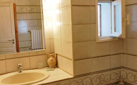 San Lorenzo al Mare 625: Baño, Propiedad, Habitación, Loseta, Mueble De Baño, Diseño De Interiores, Lavabo, Accesorio De Baño, Encendiendo, Suelo