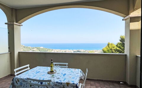 Pietra Ligure 612: Piso, Suelo, Mar, Techo, Silla, Sombra, Recurso, Balcón, Eco Hotel, Cocina Y Comedor Mesa