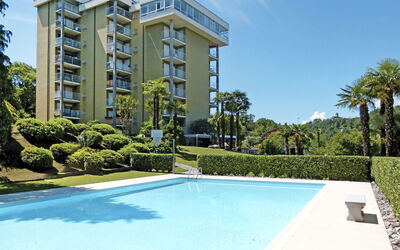 Luino 633: Agua, Cielo, Planta, Tiempo De Día, Propiedad, Edificio, Azur, Árbol, Piscina, Hierba