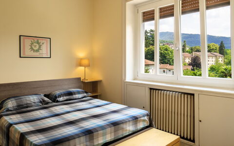 Del Sole: Habitación, Cama, Mueble, Habitación, Propiedad, Diseño De Interiores, Techo, Marco De La Cama, Sábana, Suelo