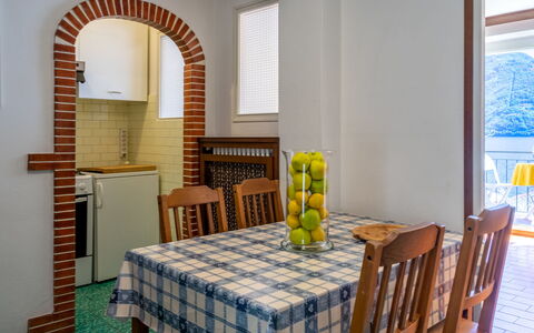 Al Lago: Habitación, Propiedad, Mueble, Comedor, Diseño De Interiores, Mesa, Arquitectura, Edificio, Pared, Suelo
