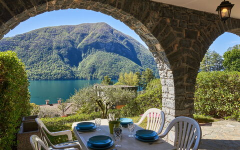 Poggio degli Ulivi: Mesa, Cielo, Planta, Mueble, Agua, Propiedad, Silla, Azul, Azur, Verde