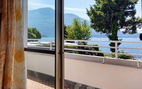 Domaso 642: Cielo, Agua, Propiedad, Ventana, Sombra, Azur, Edificio, Madera, Planta, Diseño De Interiores
