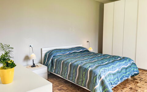Pippo: Cama, Mueble, Habitación, Piso, Suelo, Diseño De Interiores, Pared, Sábana, Madera, Lecho
