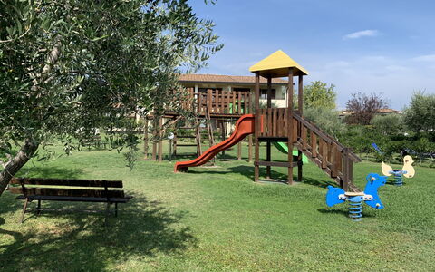 Moniga del Garda 653: Cielo, Planta, Sombra, Nube, Árbol, Banco Al Aire Libre, El Terreno Del Lote, Patio De Recreo, Tolva, Edificio