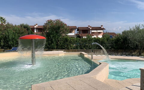 Moniga del Garda 653: Agua, Cielo, Nube, Los Recursos Hídricos, Propiedad, Planta, Piscina, Azur, Edificio, Árbol