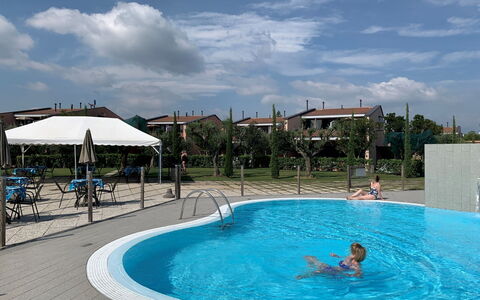 Moniga del Garda 654: Agua, Nube, Cielo, Propiedad, Piscina, Azur, Cuerpo De Agua, Ocio, Agua, Divertido